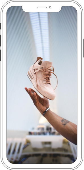 新しいショッピング体験例としてスマートフォンに靴の画像